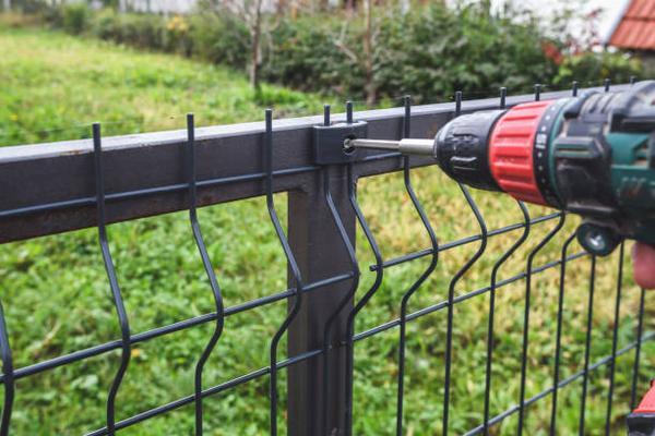 Upgrading Your Outdoor Space: How Fence Contractors Transform Yards